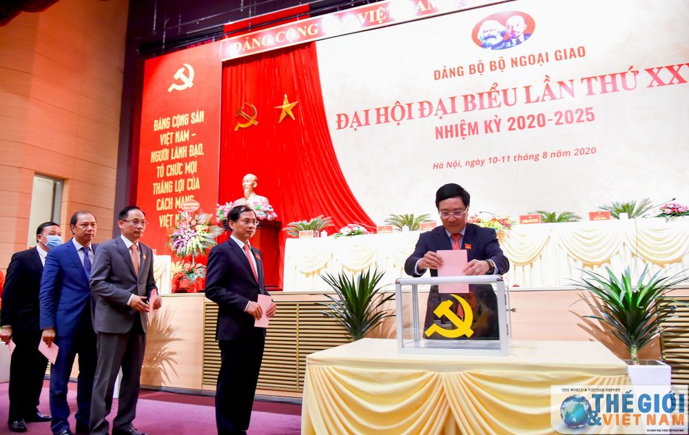 Đồng chí Phạm Bình Minh, Ủy viên Bộ Chính trị, Phó Thủ trướng Chính phủ, Bí thư Ban cán sự Đảng, Bộ trưởng Bộ Ngoại giao bầu Ban Chấp hành Đảng bộ Bộ Ngoại giao nhiệm kỳ 2020-2025. (Ảnh: Tuấn Anh) dai-hoi-dai-bieu-dang-bo-bo-ngoai-giao-lan-thu-xxviii-thanh-cong-tot-dep-6