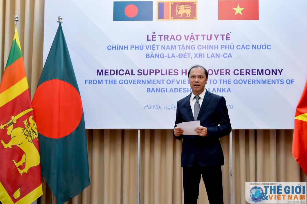 thu-truong-nguyen-quoc-dung-trao-vat-tu-y-te-cho-bangladesh-va-sri-lanka-anh-tuan-anh-1
