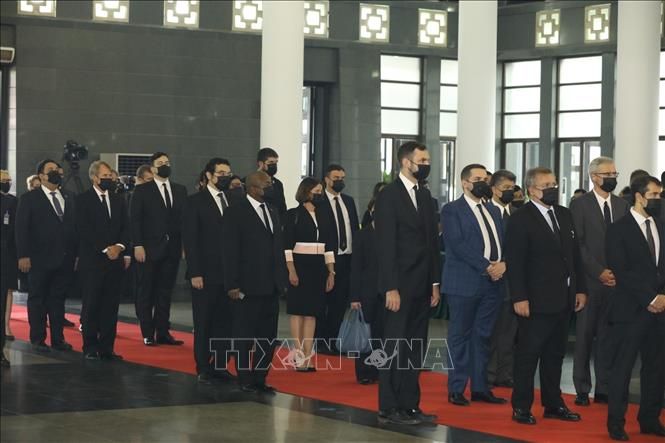 Đoàn Lãnh đạo Bộ Ngoại giao viếng nguyên Tổng Bí thư Lê Khả Phiêu doan lanh dao bo ngoai giao vieng nguyen tong bi thu le kha phieu