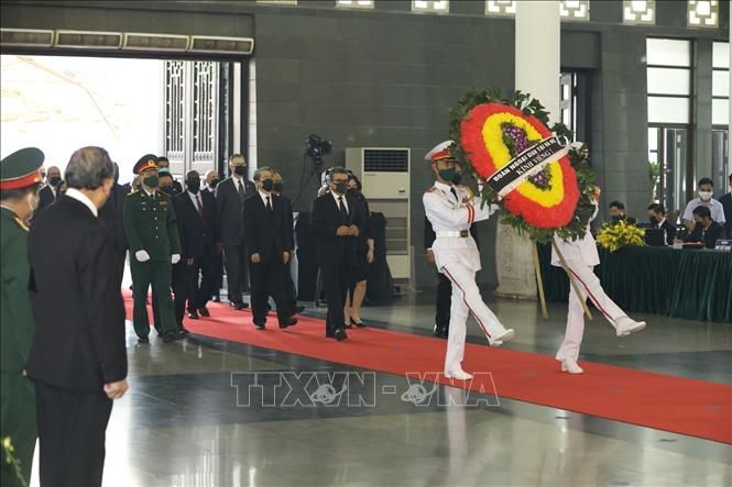 Đoàn Lãnh đạo Bộ Ngoại giao viếng nguyên Tổng Bí thư Lê Khả Phiêu doan lanh dao bo ngoai giao vieng nguyen tong bi thu le kha phieu