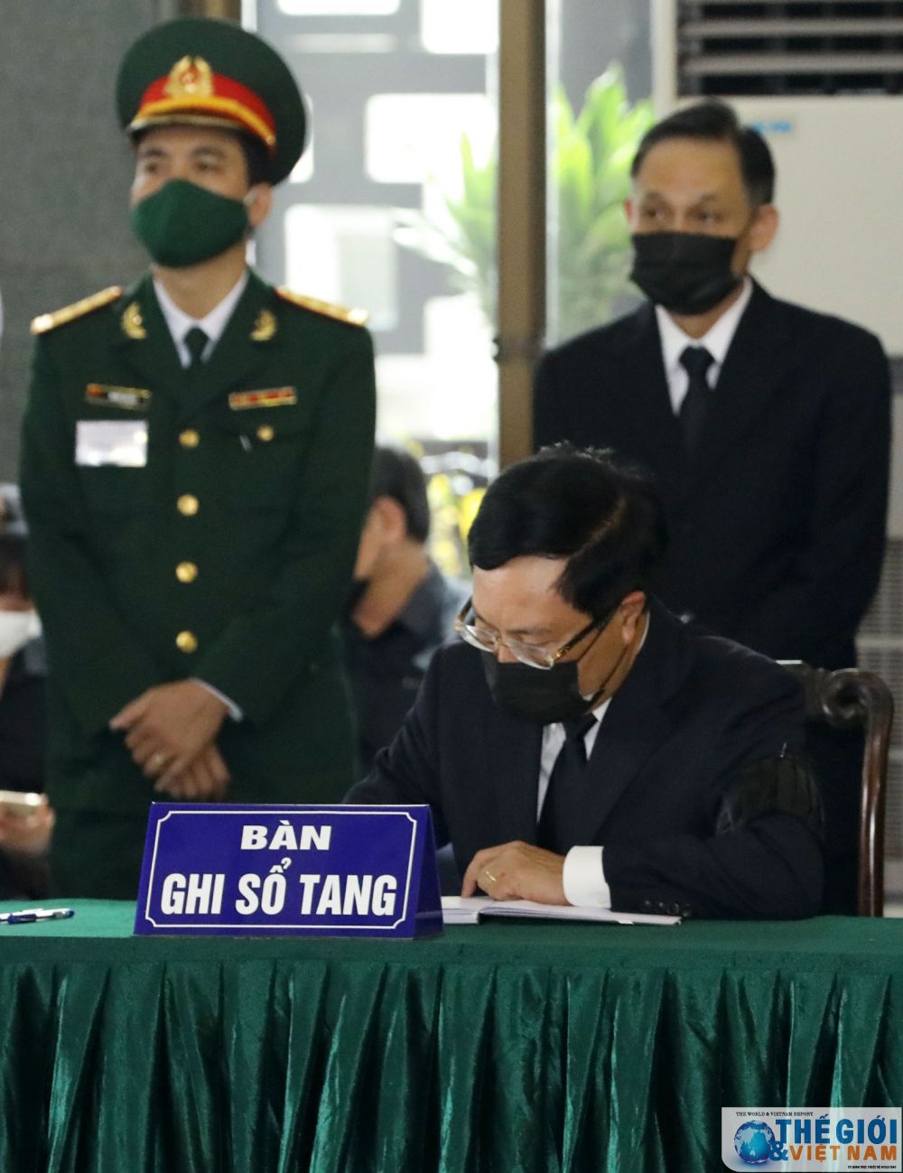 Đoàn Lãnh đạo Bộ Ngoại giao viếng nguyên Tổng Bí thư Lê Khả Phiêu doan lanh dao bo ngoai giao vieng nguyen tong bi thu le kha phieu