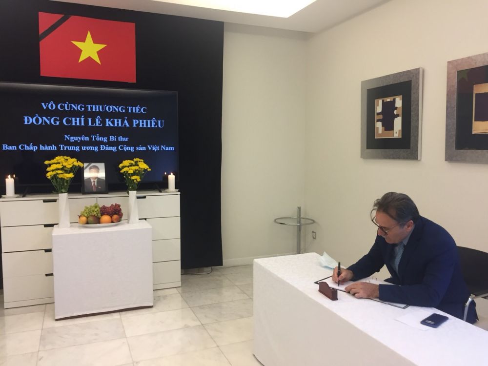 dai-su-quan-viet-nam-tai-tay-ban-nha-sri-lanka-va-mozambique-to-chuc-le-vieng-nguyen-tong-bi-thu-le-kha-phieu-1