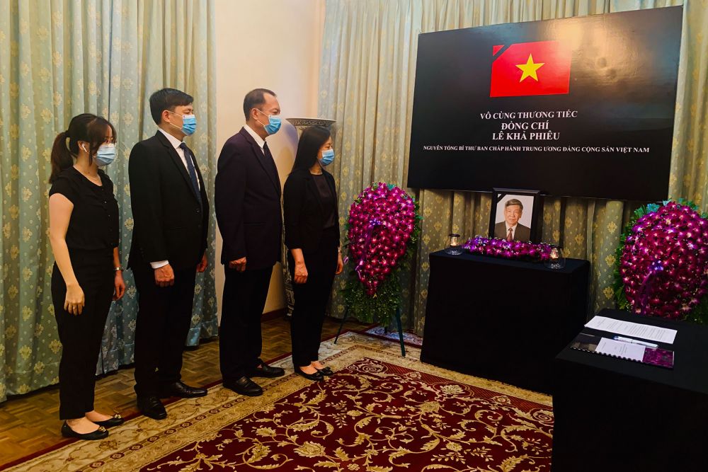 dai-su-quan-viet-nam-tai-tay-ban-nha-sri-lanka-va-mozambique-to-chuc-le-vieng-nguyen-tong-bi-thu-le-kha-phieu-2