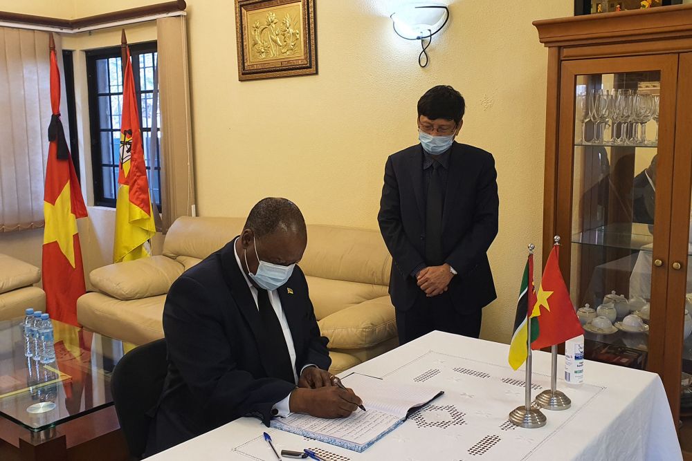 dai-su-quan-viet-nam-tai-tay-ban-nha-sri-lanka-va-mozambique-to-chuc-le-vieng-nguyen-tong-bi-thu-le-kha-phieu-4