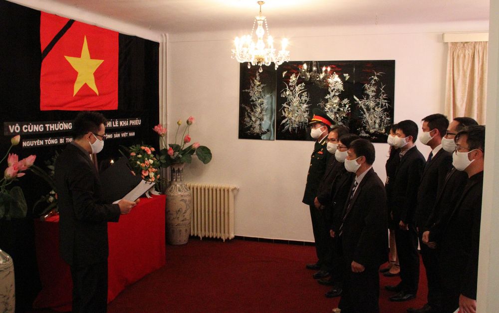 dai-su-quan-viet-nam-tai-algeria-va-romania-to-chuc-le-vieng-nguyen-tong-bi-thu-le-kha-phieu-1