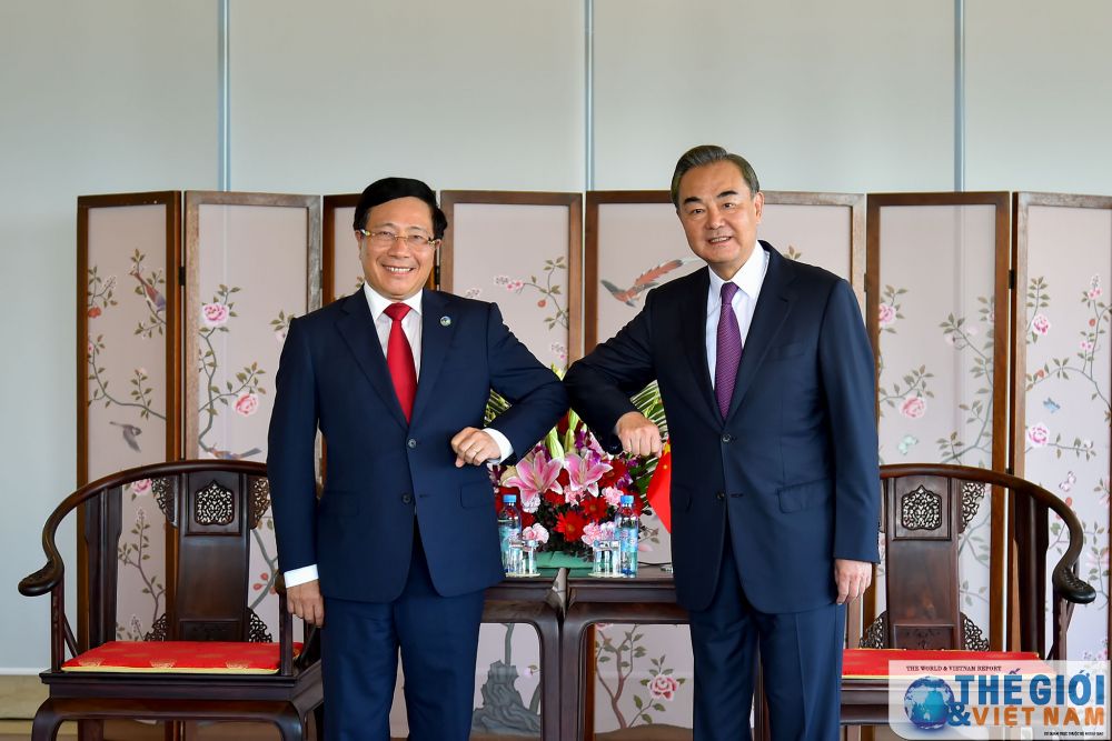 Sau lễ kỷ niệm, Phó Thủ tướng, Bộ trưởng Ngoại giao Phạm Bình Minh và Bộ trưởng Ngoại giao Trung Quốc Vương Nghị đã có cuộc gặp trao đổi. viet-nam-trung-quoc-ky-niem-20-nam-ky-ket-hiep-uoc-bien-gioi-va-10-nam-trien-khai-3-van-kien-phap-ly-tren-dat-lien-20