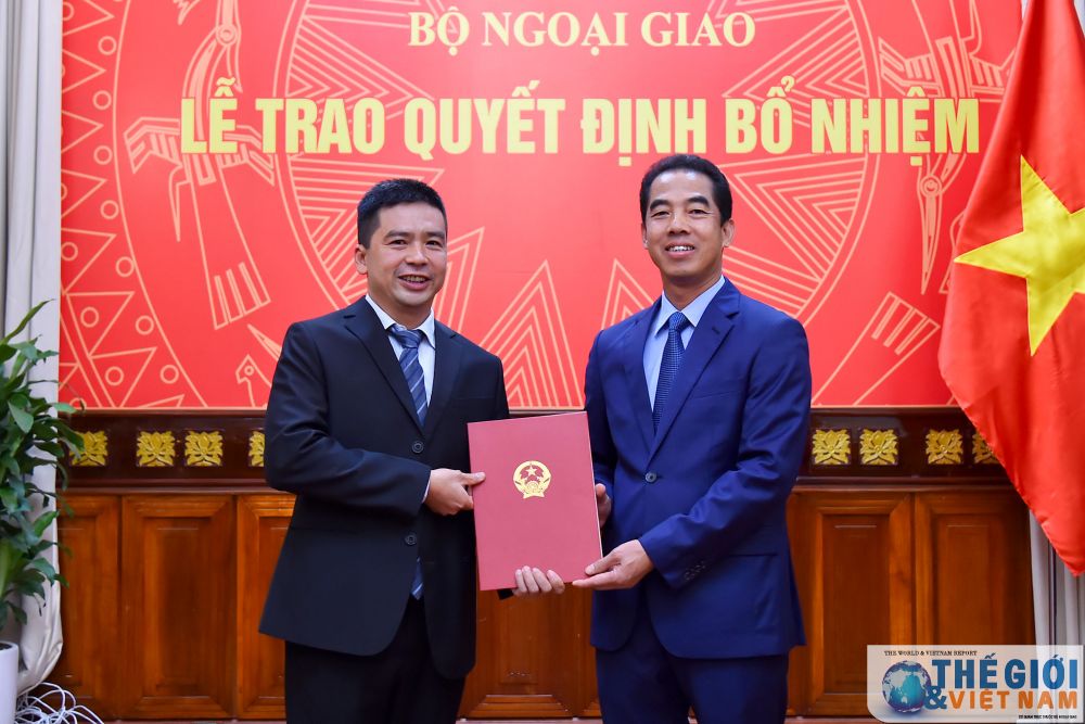 Tại buổi lễ, Thứ trưởng Tô Anh Dũng trao quyết định cử ông Hoàng Thùy Dương, Phó Cục trưởng Cục Phục vụ ngoại giao đoàn, làm Quyền Cục trưởng Cục Phục vụ ngoại giao đoàn. trao-quyet-dinh-bo-nhiem-can-bo-cap-vu-va-tap-su-cap-vu-cua-bo-ngoai-giao