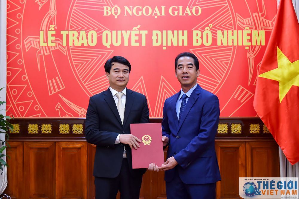 Thứ trưởng Tô Anh Dũng trao quyết định cử ông Lưu Xuân Đồng, Phó Vụ trưởng Vụ Tuyên truyền, Thông tin và Tư liệu, Ủy ban Biên giới quốc gia, làm Quyền Vụ trưởng Vụ Tuyên truyền, Thông tin và Tư liệu, Ủy ban Biên giới quốc gia. trao-quyet-dinh-bo-nhiem-can-bo-cap-vu-va-tap-su-cap-vu-cua-bo-ngoai-giao-1