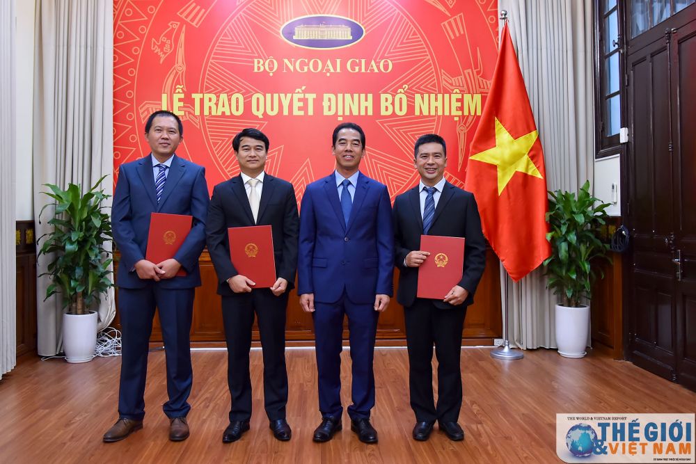 Thứ trưởng mong muốn các cán bộ mới được cử, điều động và bổ nhiệm lần này sẽ nỗ lực hết sức mình xây dựng tập thể đơn vị đoàn kết, tiếp tục đóng góp vào nhiệm vụ chính trị của Bộ, góp phần vào thành công chung của công tác đối ngoại đất nước. trao-quyet-dinh-bo-nhiem-can-bo-cap-vu-va-tap-su-cap-vu-cua-bo-ngoai-giao-10