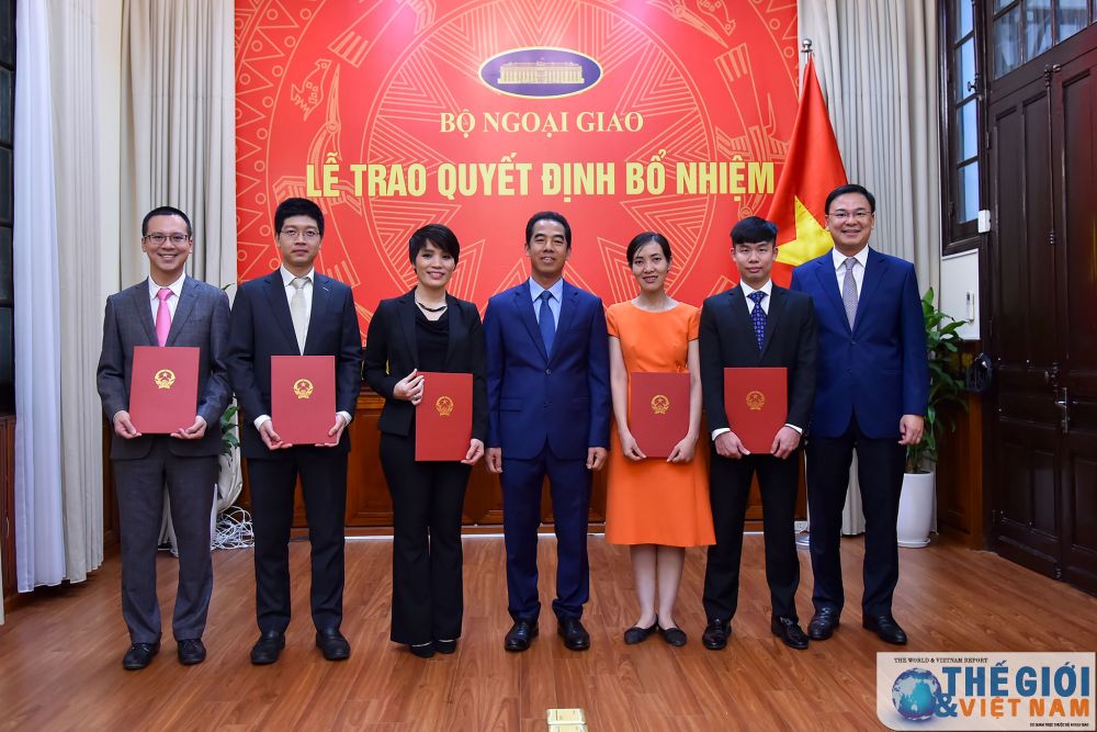 Cũng tại buổi lễ, Trợ lý Bộ trưởng khiêm Vụ trưởng Vụ Tổ chức Cán bộ Phạm Quang Hiệu đã trao quyết định công nhận: ông Phạm Thái Phương là Tập sự Phó Vụ trưởng Vụ Tổng hợp kinh tế; ông Kiều Mạnh Linh là Tập sự Phó Cục trưởng Cục Ngoại vụ; bà Vũ Thị Mai Liên là Tập sự Phó Vụ trưởng Vụ Biên giới phía Tây, Ủy ban Biên giới quốc gia; bà Phạm Thị Lê Thúy là Tập sự Phó Vụ trưởng Vụ Tuyên truyền, Thông tin và Tư liệu, Ủy ban Biên giới quốc gia; ông Hoàng Văn Minh là Tập sự Phó Vụ trưởng Bộ phận Chính sách và pháp lý, Ủy ban Biên giới quốc gia. trao-quyet-dinh-bo-nhiem-can-bo-cap-vu-va-tap-su-cap-vu-cua-bo-ngoai-giao-12