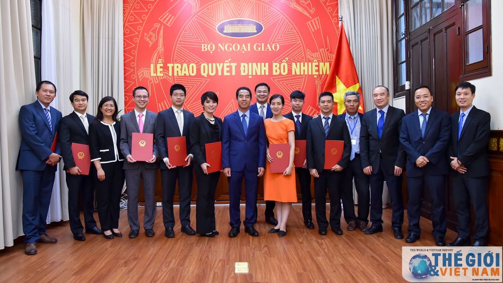 Thứ trưởng Ngoại giao Tô Anh Dũng và Trợ lý Bộ trưởng khiêm Vụ trưởng Vụ Tổ chức Cán bộ Phạm Quang Hiệu cùng các đại biểu dự buổi lễ chụp ảnh lưu niệm với các cán bộ được bổ nhiệm. trao-quyet-dinh-bo-nhiem-can-bo-cap-vu-va-tap-su-cap-vu-cua-bo-ngoai-giao-13