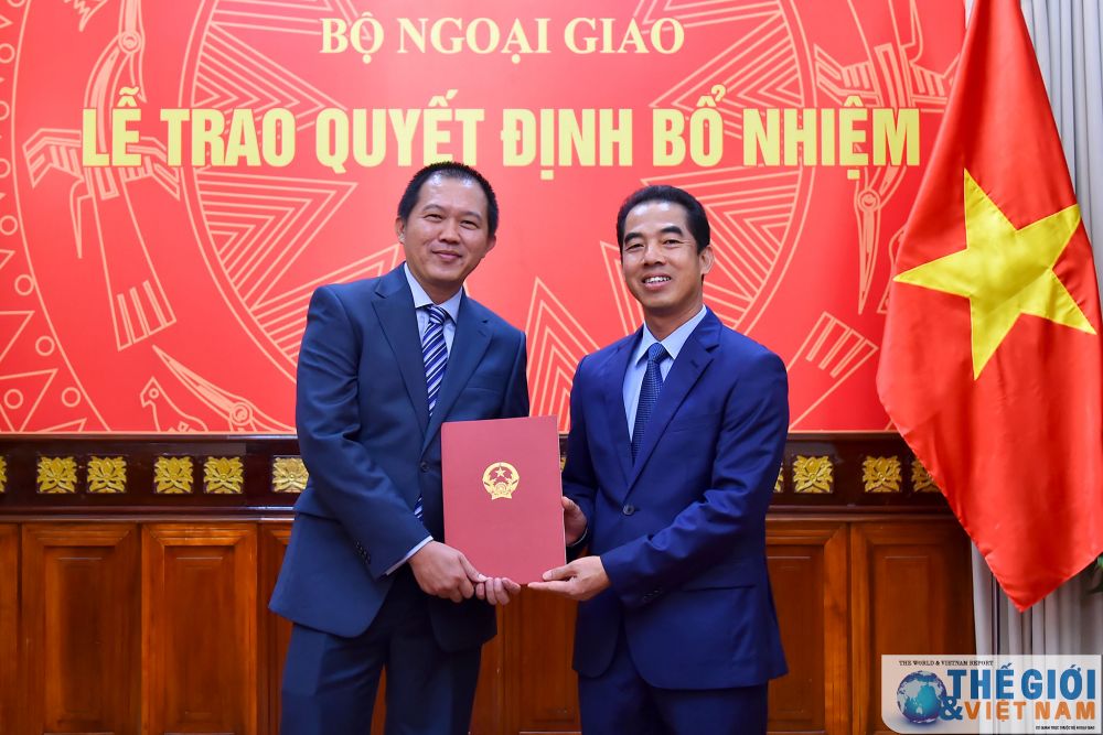 Thứ trưởng Tô Anh Dũng trao quyết định tiếp nhận và điều động ông Nguyễn Như Hiếu, Phó Vụ trưởng Văn phòng Bộ, giữ chức Phó Cục trưởng Cục Ngoại vụ. trao-quyet-dinh-bo-nhiem-can-bo-cap-vu-va-tap-su-cap-vu-cua-bo-ngoai-giao-2