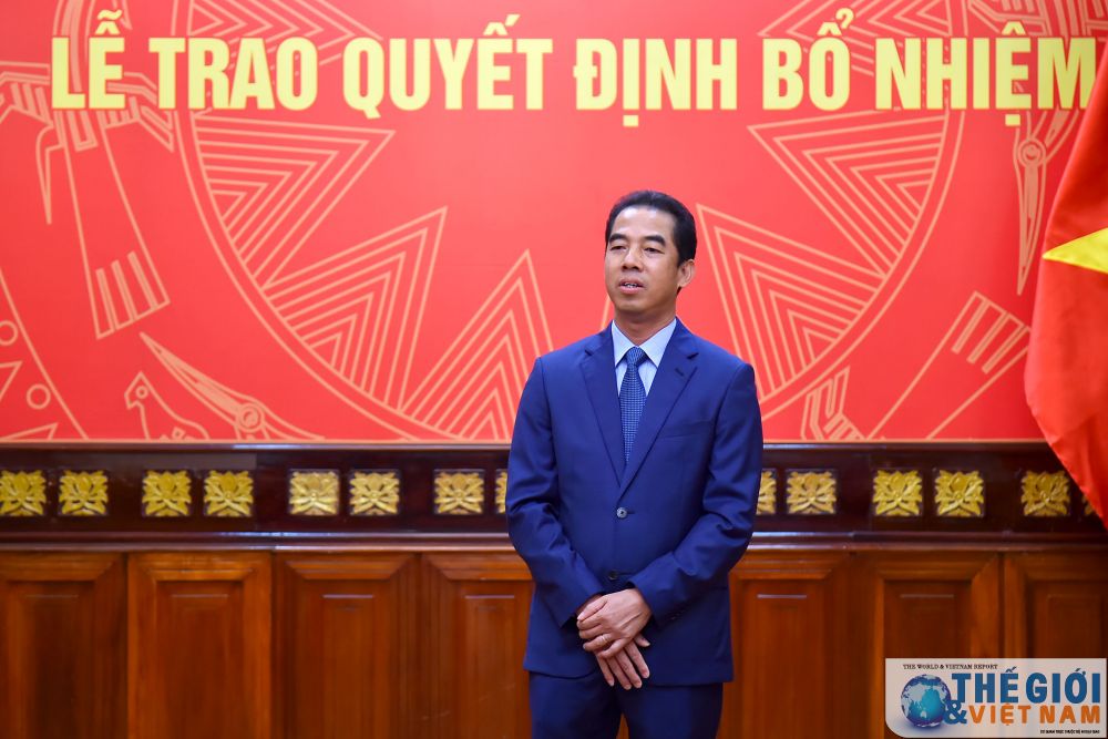 Phát biểu chúc mừng các cán bộ được phân công, bổ nhiệm vào vị trí công tác mới, Thứ trưởng Ngoại giao Tô Anh Dũng khẳng định, đây là sự tin tưởng của Lãnh đạo Bộ đối với phẩm chất, năng lực của các cán bộ. trao-quyet-dinh-bo-nhiem-can-bo-cap-vu-va-tap-su-cap-vu-cua-bo-ngoai-giao-8