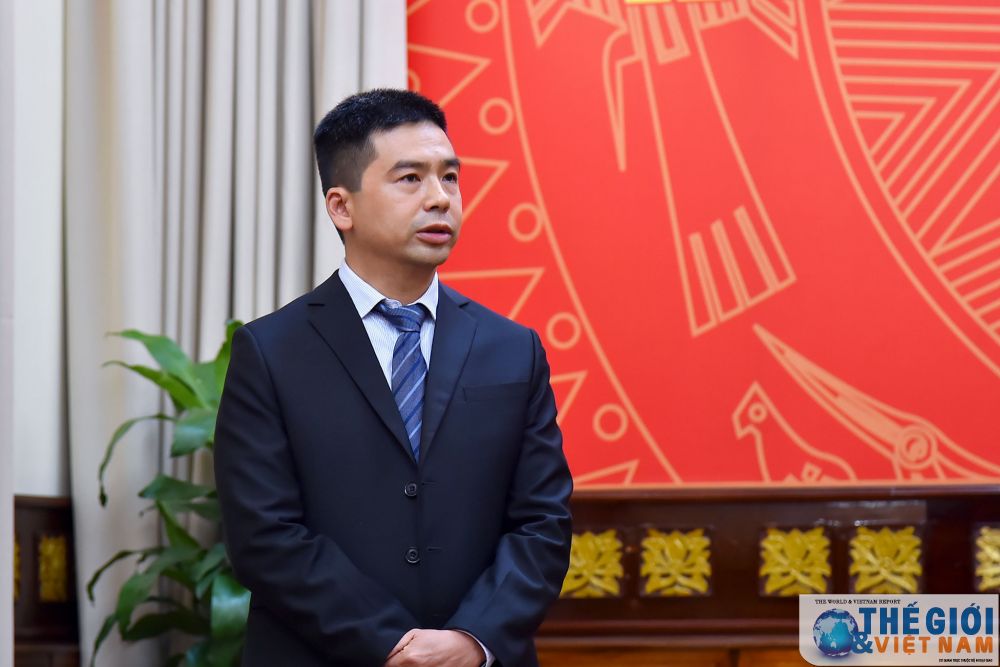 Thay mặt cho các cán bộ vừa nhận quyết định, ông Hoàng Thùy Dương bày tỏ vinh dự khi được tập thể Lãnh đạo Bộ tin tưởng phân công nhiệm vụ mới; khẳng định sẽ nỗ lực hết sức mình để hoàn thành tốt công việc được giao, xứng đáng với sự tin cậy của tập thể Lãnh đạo Bộ. trao-quyet-dinh-bo-nhiem-can-bo-cap-vu-va-tap-su-cap-vu-cua-bo-ngoai-giao-9