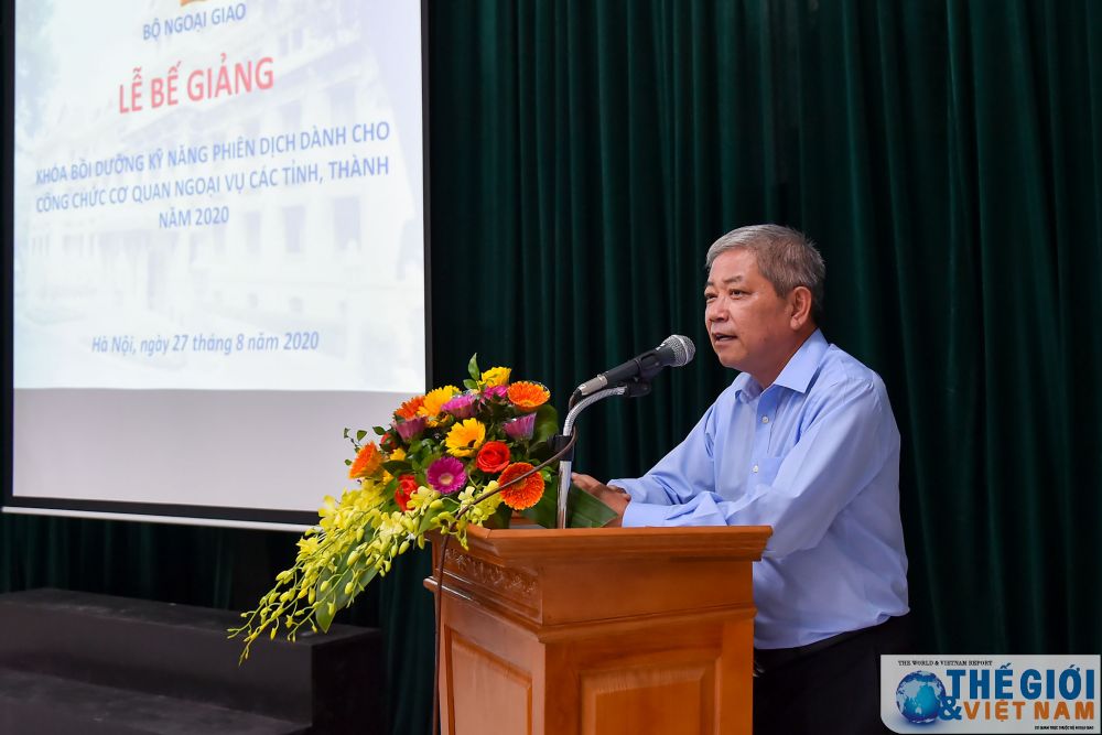 Ông Cao Trần Quốc Hải, Phó Cục trưởng Cục Ngoại vụ phát biểu khẳng định, Bộ Ngoại giao sẽ tiếp tục mở các khóa bồi dưỡng nghiệp vụ đối ngoại và ngoại ngữ, biên-phiên dịch cho công chức, viên chức ngoại vụ địa phương trong giai đoạn 2021-2025. be-giang-khoa-boi-duong-ky-nang-phien-dich-cho-can-bo-ngoai-vu-cac-dia-phuong-12