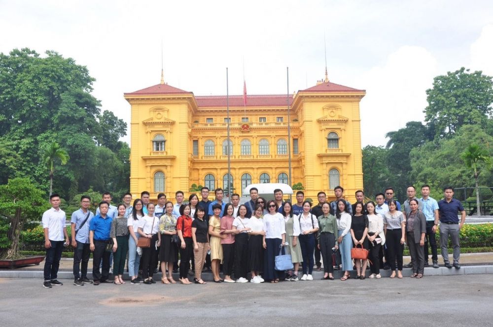Học viên thăm Khu di tích Phủ Chủ tịch. be-giang-khoa-boi-duong-ky-nang-phien-dich-cho-can-bo-ngoai-vu-cac-dia-phuong-16