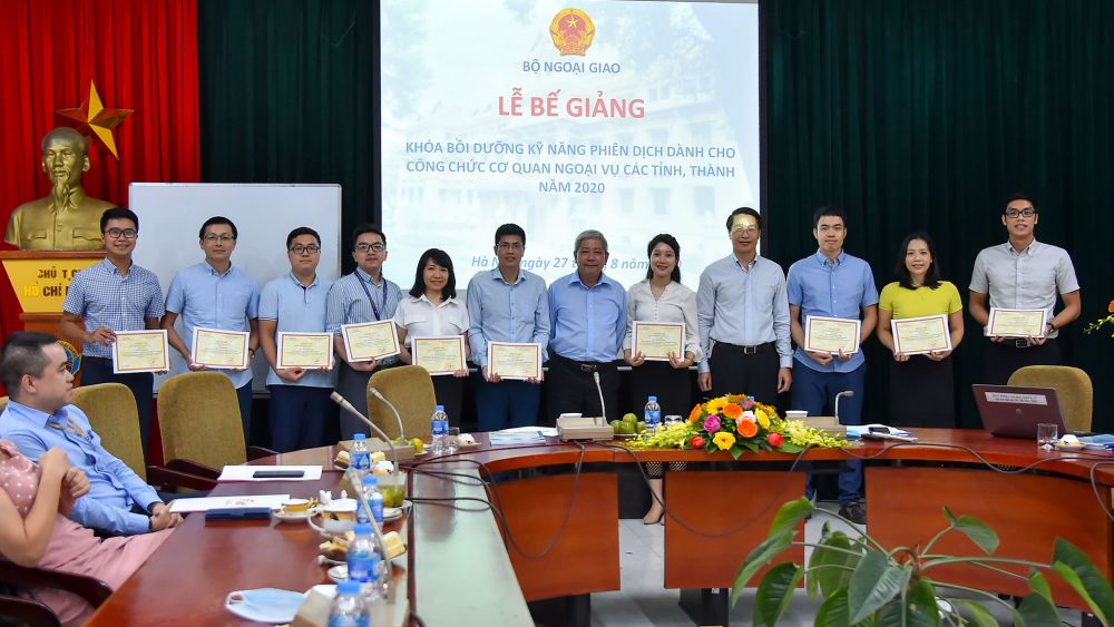 Ông Phạm Bình Đàm, Giám đốc Trung tâm Biên-Phiên dịch Quốc gia và ông Cao Trần Quốc Hải, Phó Cục trưởng Cục Ngoại vụ đã trao Chứng chỉ cho các học viên. be-giang-khoa-boi-duong-ky-nang-phien-dich-cho-can-bo-ngoai-vu-cac-dia-phuong-4