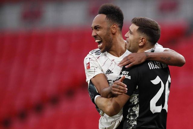 Abameyang ăn mừng cùng Martinez sau khi anh ghi bàn ấn định chiến thắng 5-4 cho Arsenal ở loạt sút luân lưu. arsenal-gianh-sieu-cup-nuoc-anh-mua-giai-20202021-10