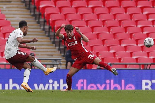 Aubameyang bất ngờ mở tỉ số trận đấu ở phút 12 sau một pha phản công sắc nét của Arsenal giành Siêu Cup nước Anh mùa giải 2020/2021