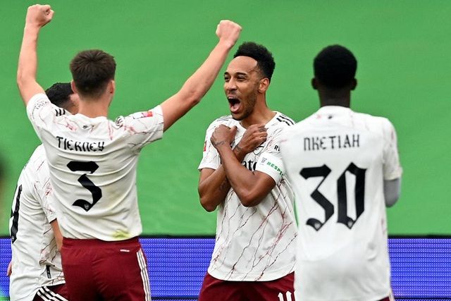 Aubameyang ăn mừng cùng các đồng đội, cầu thủ người Gabon đang tiếp tục thể hiện vai trò quan trọng trên hàng công của Arsenal arsenal-gianh-sieu-cup-nuoc-anh-mua-giai-20202021-4
