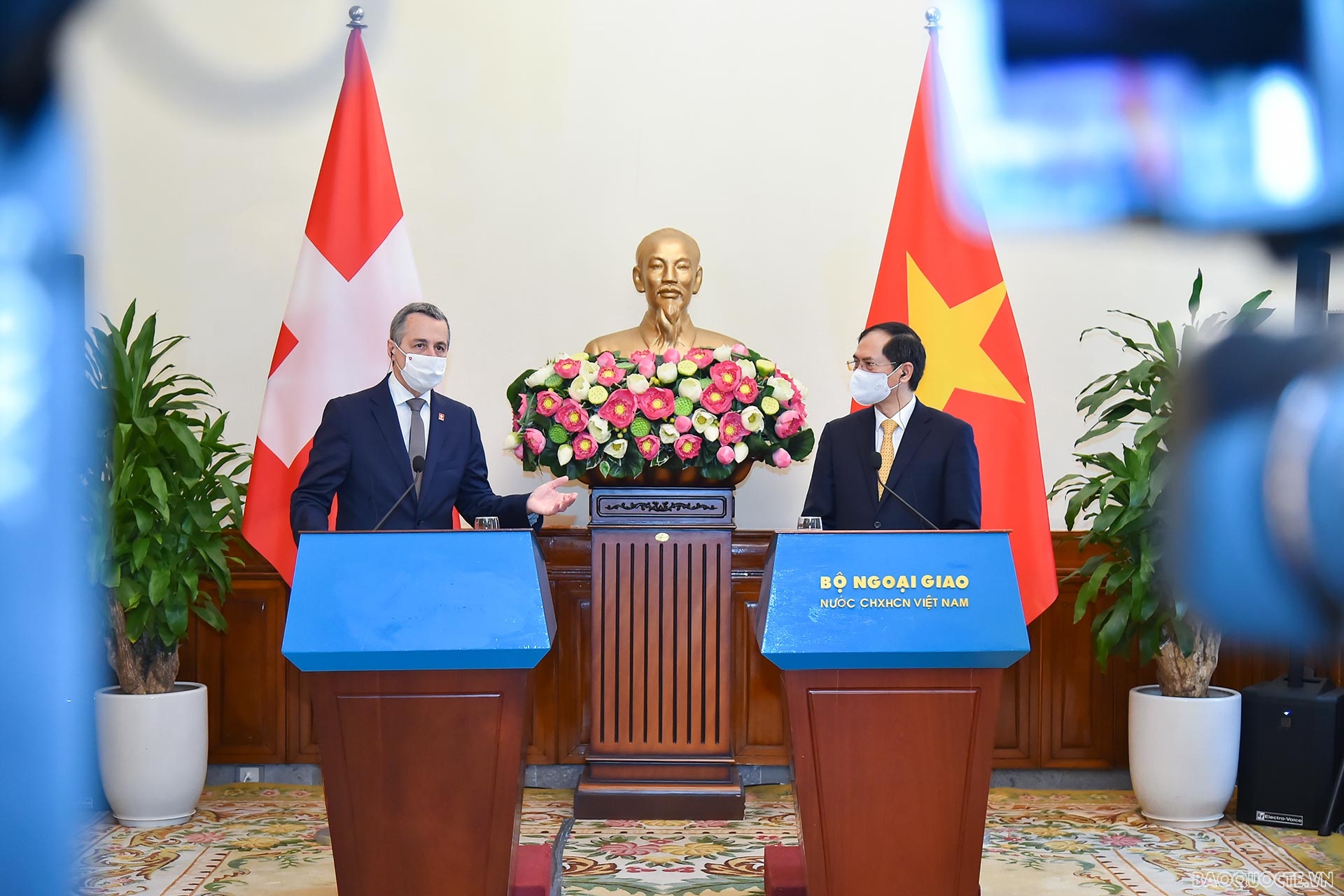 Trong lĩnh vực đầu tư, theo thống kê của Cục Đầu tư nước ngoài, Bộ Kế hoạch và Đầu tư, tính đến tháng 5/2021, Thụy Sỹ có 177 dự án đầu tư trực tiếp tại Việt Nam với tổng vốn đăng ký khoảng 1,9 tỷ USD, đứng thứ 20 trong số 140 quốc gia và vùng lãnh thổ có 