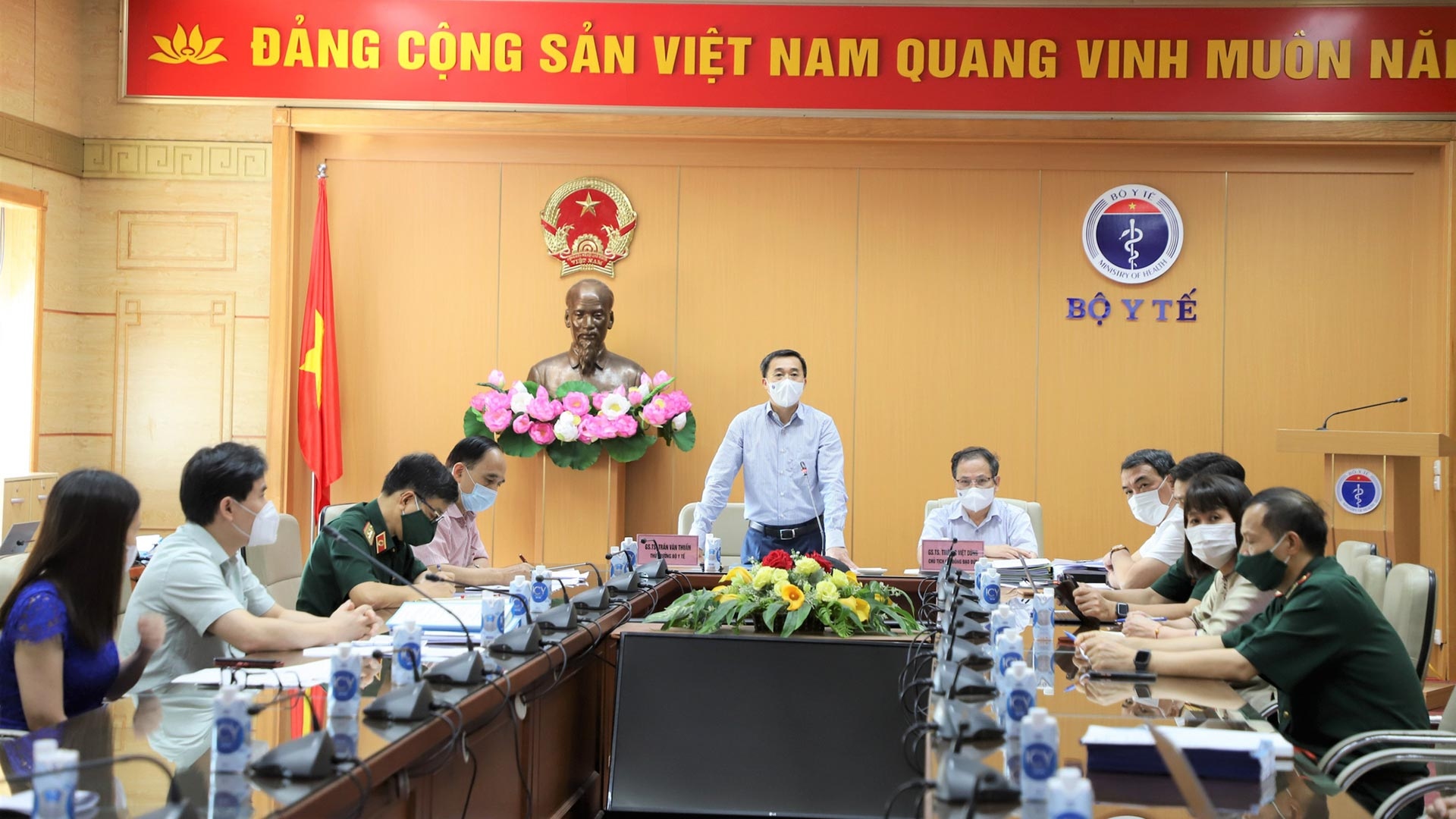 GS.TS Trần Văn Thuấn, GS.TS Trương Việt Dũng cùng một cố thầy cô trong Hội đồng đạo đức Quốc gia và nhóm thử nghiệm vaccine Nano Covax tại điểm cầu Bộ Y tế. (Nguồn: SK&ĐS/Nguyễn Nhiên)