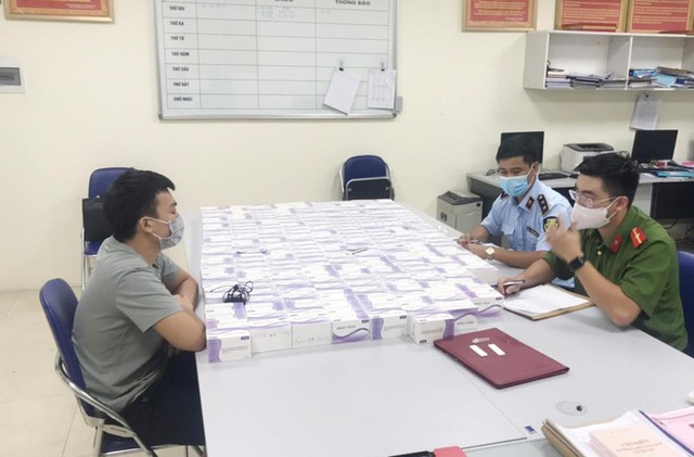 Cơ quan công an làm việc với anh Đoàn Xuân Thủy về số bộ kit test nhanh Covid-19 vừa bị phát hiện. (Nguồn: SK&ĐS) Cơ quan công an làm việc với anh Đoàn Xuân Thủy về số bộ kit test nhanh Covid-19 vừa bị phát hiện. (Nguồn: SK&ĐS)