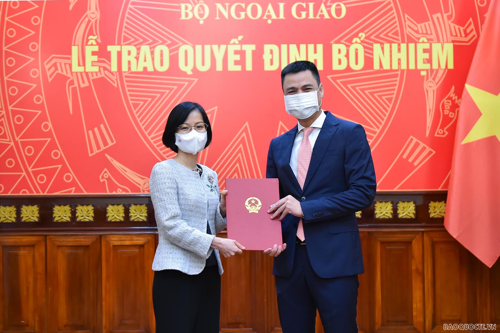 Tại buổi lễ trao quyết định, Thứ trưởng Ngoại giao Đặng Hoàng Giang đã trao quyết định cử bà Trần Bảo Ngọc, Phó Vụ trưởng phụ trách Vụ Hợp tác kinh tế đa phương làm Quyền Vụ trưởng Vụ Hợp tác kinh tế đa phương.