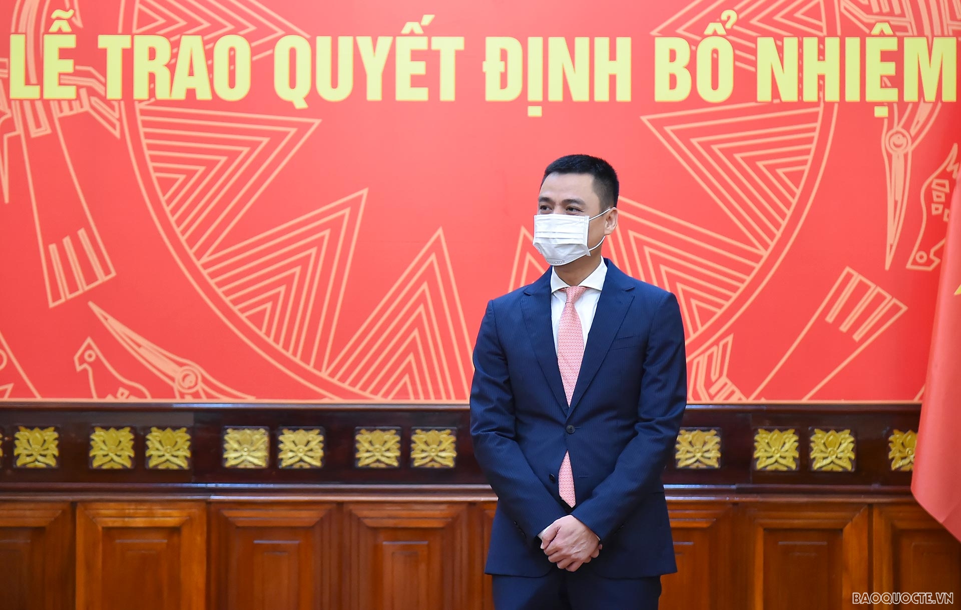 Phát biểu tại buổi lễ trao quyết định, Thứ trưởng Ngoại giao Đặng Hoàng Giang chúc mừng các cán bộ được nhận nhiệm vụ mới và nhấn mạnh đây cũng là trọng trách mà Ban cán sự Đảng bộ, tập thể Lãnh đạo Bộ tin tưởng giao phó. Đặc biệt, Thứ trưởng nhấn mạnh, trong bối cảnh Chính phủ và Bộ đặt trọng tâm thực hiện nhiệm vụ ngoại giao phục vụ phát triển kinh tế, đòi hỏi sự nỗ lực nhiều hơn nữa các đơn vị của Bộ nói chung, Vụ Hợp tác kinh tế đa phương nói riêng trong thu hút các nguồn lực về phát triển kinh tế xã hội của đất nước. Thứ trưởng bày tỏ tin tưởng, các cán bộ mới được điều động công tác sẽ xây dựng tập thể đơn vị đoàn kết, phát triển vững mạnh, hoàn thành tốt các nhiệm vụ được giao.