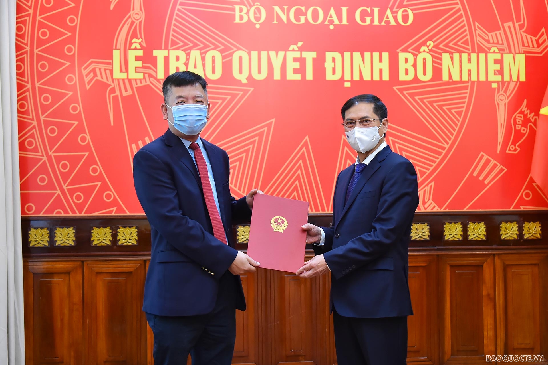 Ủy viên Trung ương Đảng, Bộ trưởng Ngoại giao Bùi Thanh Sơn trao quyết định bổ nhiệm ông Vũ Hồ, Vụ trưởng Vụ ASEAN làm Phó Trưởng SOM ASEAN. Ủy viên Trung ương Đảng, Bộ trưởng Ngoại giao Bùi Thanh Sơn trao quyết định bổ nhiệm ông Vũ Hồ, Vụ trưởng Vụ ASEAN làm Phó Trưởng SOM ASEAN.