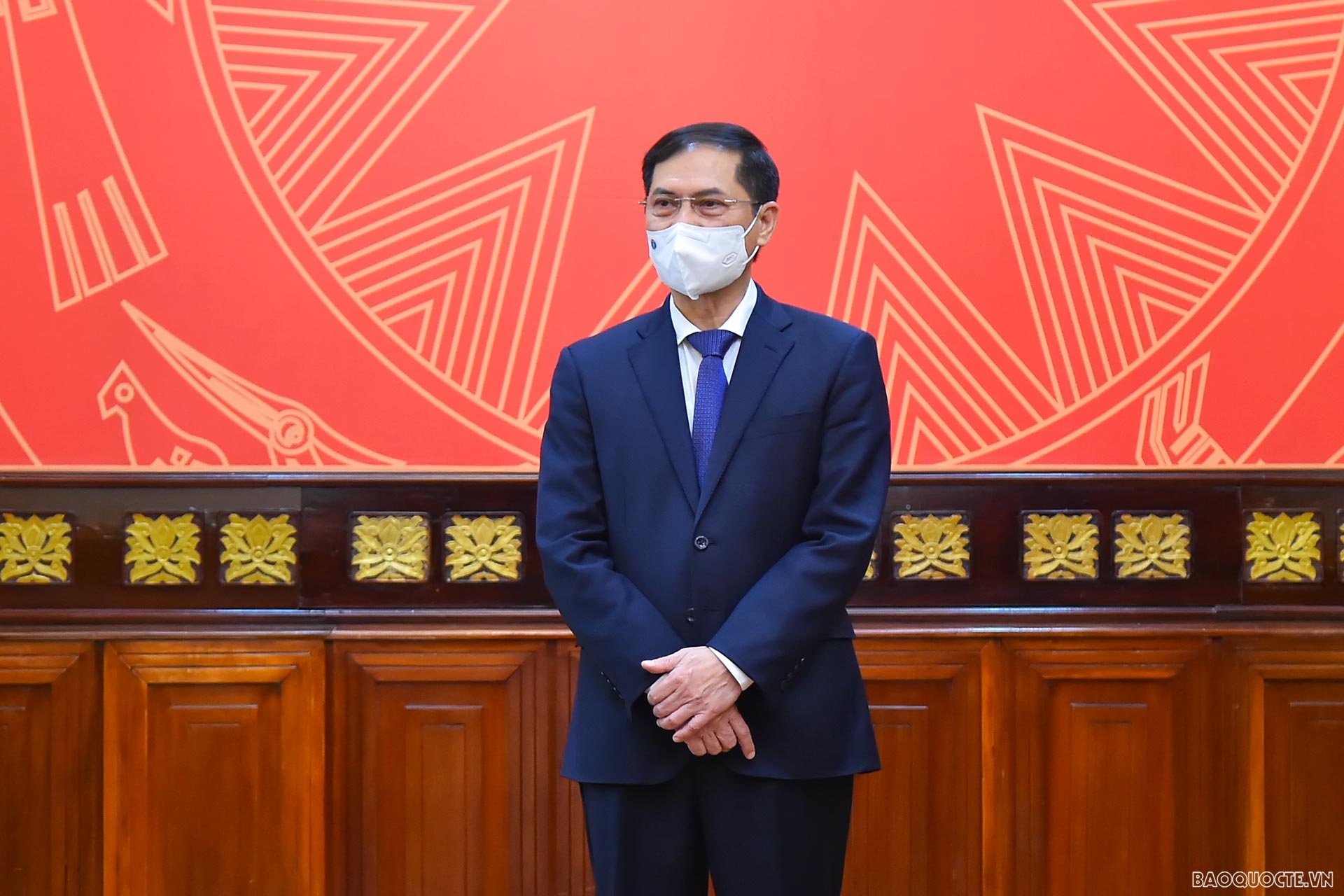 Phát biểu tại Lễ trao quyết định, Ủy viên Trung ương Đảng, Bộ trưởng Ngoại giao Bùi Thanh Sơn chúc mừng các đồng chí Trợ lý Bộ trưởng và Phó Trưởng SOM ASEAN; khẳng định đây là sự tin tưởng của Ban cán sự Đảng bộ, tập thể Lãnh đạo Bộ đối với năng lực và kinh nghiệm của các cán bộ lãnh đạo được bổ nhiệm lần này. Phát biểu tại Lễ trao quyết định, Ủy viên Trung ương Đảng, Bộ trưởng Ngoại giao Bùi Thanh Sơn chúc mừng các đồng chí Trợ lý Bộ trưởng và Phó Trưởng SOM ASEAN; khẳng định đây là sự tin tưởng của Ban cán sự Đảng bộ, tập thể Lãnh đạo Bộ đối với năng lực và kinh nghiệm của các cán bộ lãnh đạo được bổ nhiệm lần này.