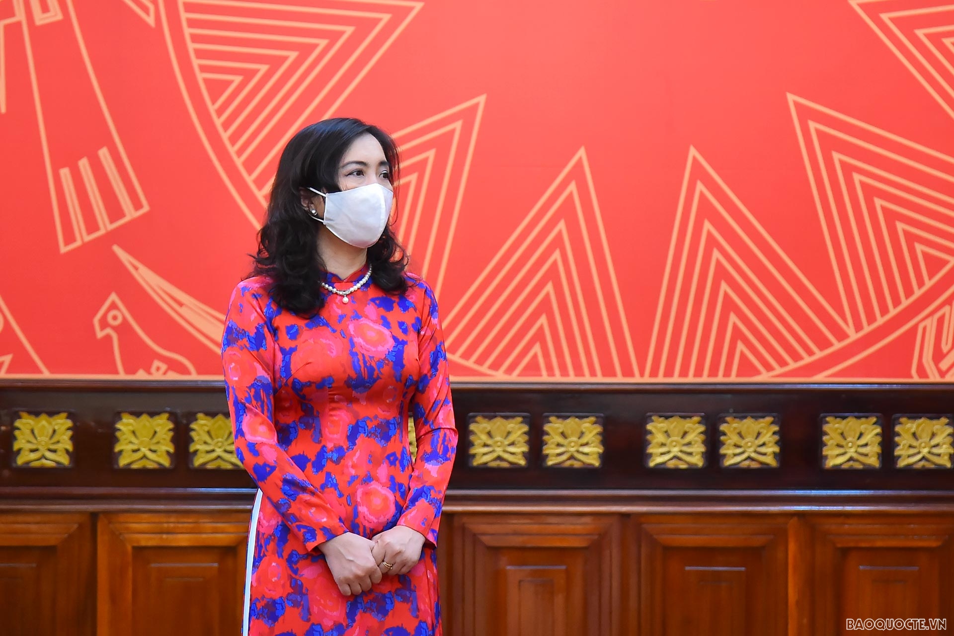 Thay mặt cho các đồng chí Lãnh đạo Bộ được bổ nhiệm, bà Lê Thị Thu Hằng cảm ơn những lời căn dặn của Bộ trưởng Bùi Thanh Sơn, sự quan tâm, hỗ trợ của tập thể Lãnh đạo Bộ và các đơn vị; khẳng định sẽ luôn nỗ lực hết sức mình, phát huy năng lực để hoàn thành tốt công tác, nhiệm vụ được giao, đóng góp vào thành công chung của công tác đối ngoại. Thay mặt cho các đồng chí Lãnh đạo Bộ được bổ nhiệm, bà Lê Thị Thu Hằng cảm ơn những lời căn dặn của Bộ trưởng Bùi Thanh Sơn, sự quan tâm, hỗ trợ của tập thể Lãnh đạo Bộ và các đơn vị; khẳng định sẽ luôn nỗ lực hết sức mình, phát huy năng lực để hoàn thành tốt công tác, nhiệm vụ được giao, đóng góp vào thành công chung của công tác đối ngoại.