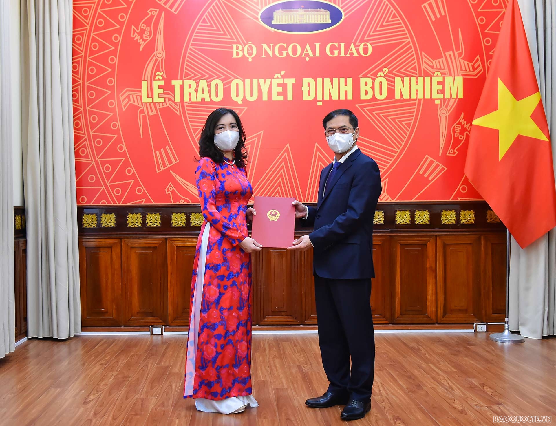Tại buổi lễ, Ủy viên Trung ương Đảng, Bộ trưởng Ngoại giao Bùi Thanh Sơn trao quyết định bổ nhiệm bà Lê Thị Thu Hằng, Vụ trưởng Vụ Thông tin Báo chí, giữ chức Trợ lý Bộ trưởng kiêm Vụ trưởng Vụ Thông tin Báo chí. Tại buổi lễ, Ủy viên Trung ương Đảng, Bộ trưởng Ngoại giao Bùi Thanh Sơn trao quyết định bổ nhiệm bà Lê Thị Thu Hằng, Vụ trưởng Vụ Thông tin Báo chí, giữ chức Trợ lý Bộ trưởng kiêm Vụ trưởng Vụ Thông tin Báo chí.