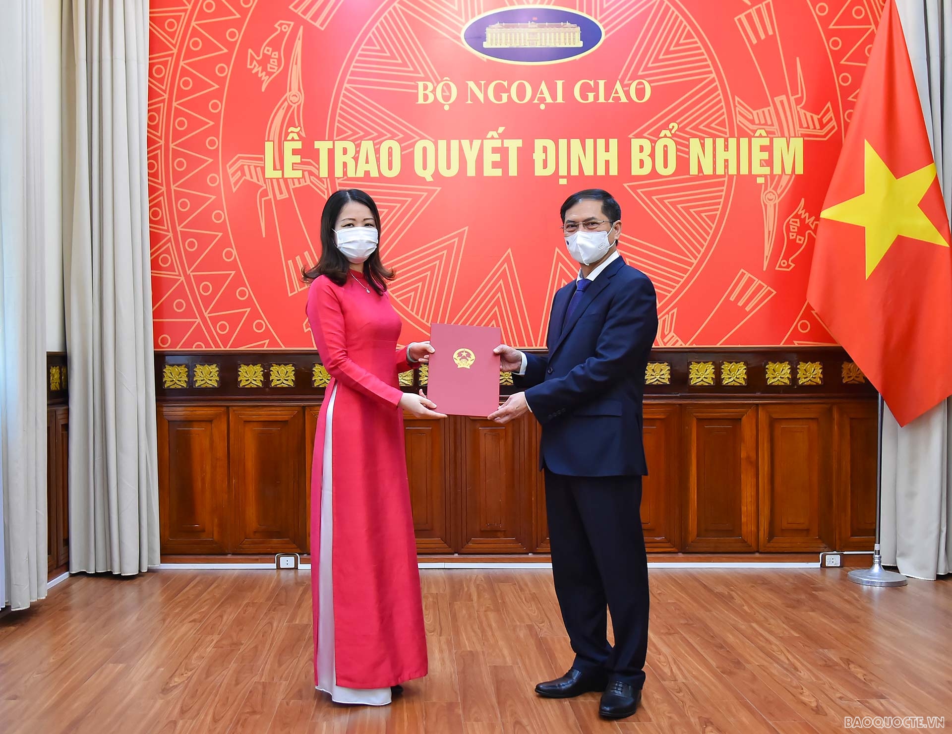 Ủy viên Trung ương Đảng, Bộ trưởng Ngoại giao Bùi Thanh Sơn trao quyết định bổ nhiệm bà Nguyễn Minh Hằng, Vụ trưởng Vụ Tổng hợp kinh tế, giữ chức Trợ lý Bộ trưởng kiêm Vụ trưởng Vụ Tổng hợp kinh tế. Ủy viên Trung ương Đảng, Bộ trưởng Ngoại giao Bùi Thanh Sơn trao quyết định bổ nhiệm bà Nguyễn Minh Hằng, Vụ trưởng Vụ Tổng hợp kinh tế, giữ chức Trợ lý Bộ trưởng kiêm Vụ trưởng Vụ Tổng hợp kinh tế.