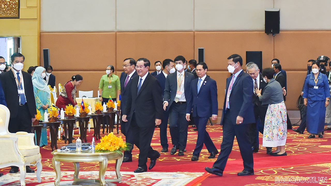 Toàn cảnh Bộ trưởng Ngoại giao Bùi Thanh Sơn dự khai mạc AMM-55 qua ảnh