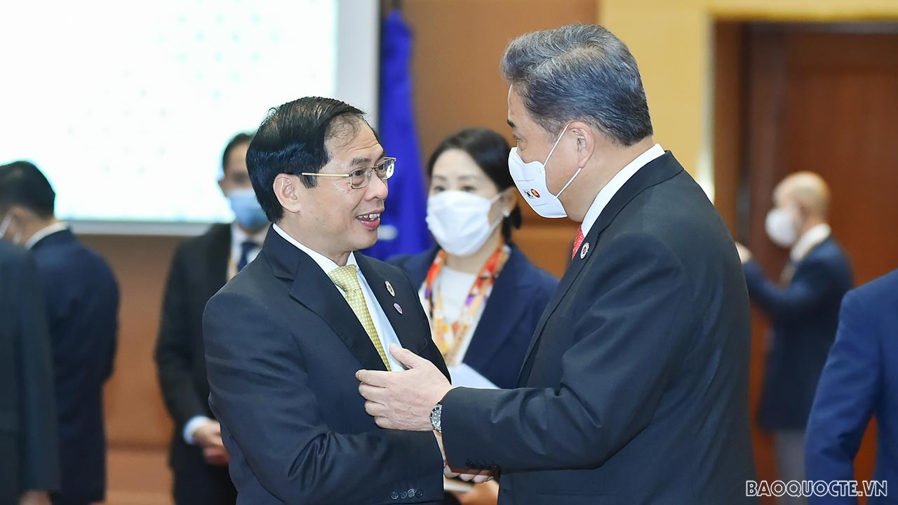 Toàn cảnh Bộ trưởng Ngoại giao Bùi Thanh Sơn tham dự ngày làm việc thứ ba tại AMM-55