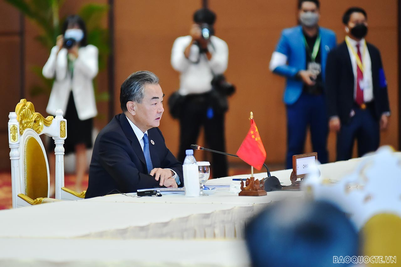 Toàn cảnh Bộ trưởng Ngoại giao Bùi Thanh Sơn tham dự ngày làm việc thứ ba tại AMM-55