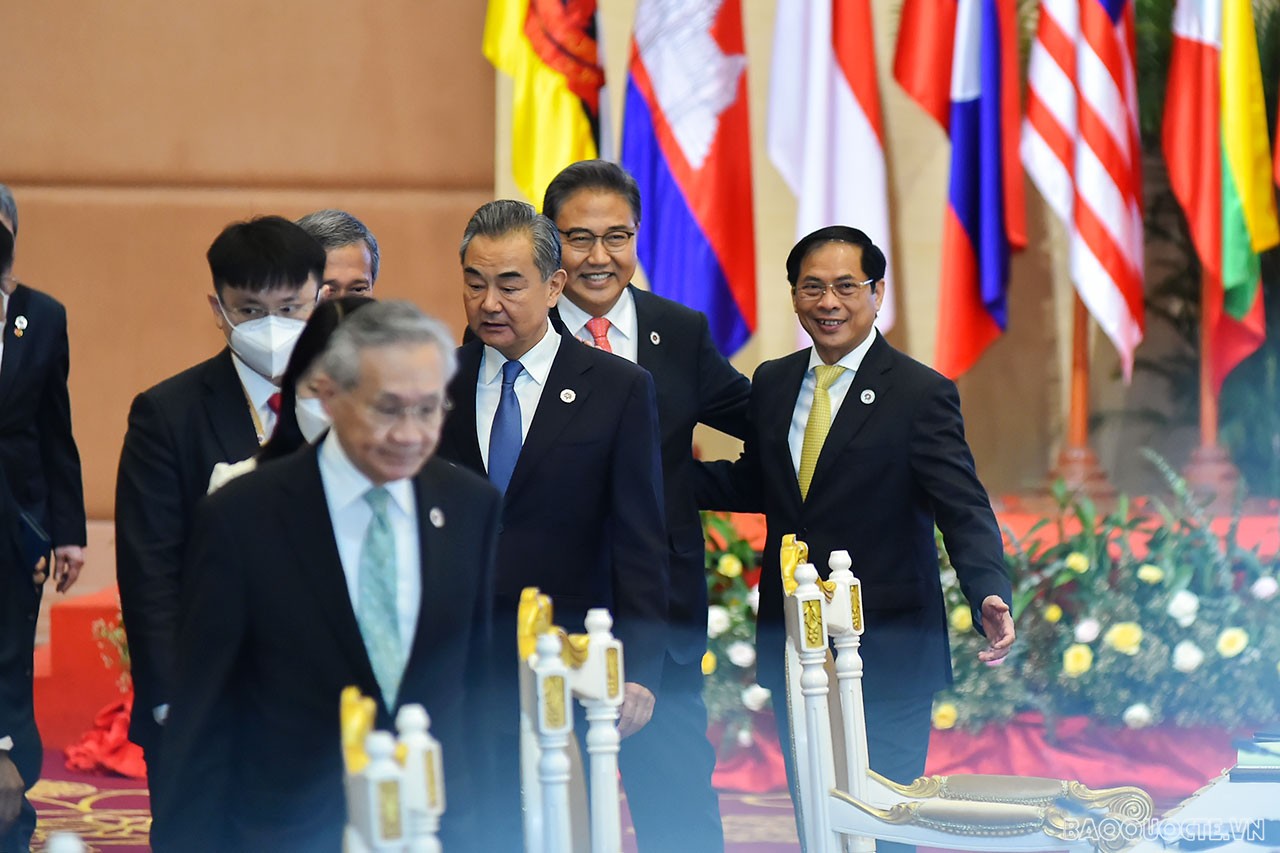 Toàn cảnh Bộ trưởng Ngoại giao Bùi Thanh Sơn tham dự ngày làm việc thứ ba tại AMM-55