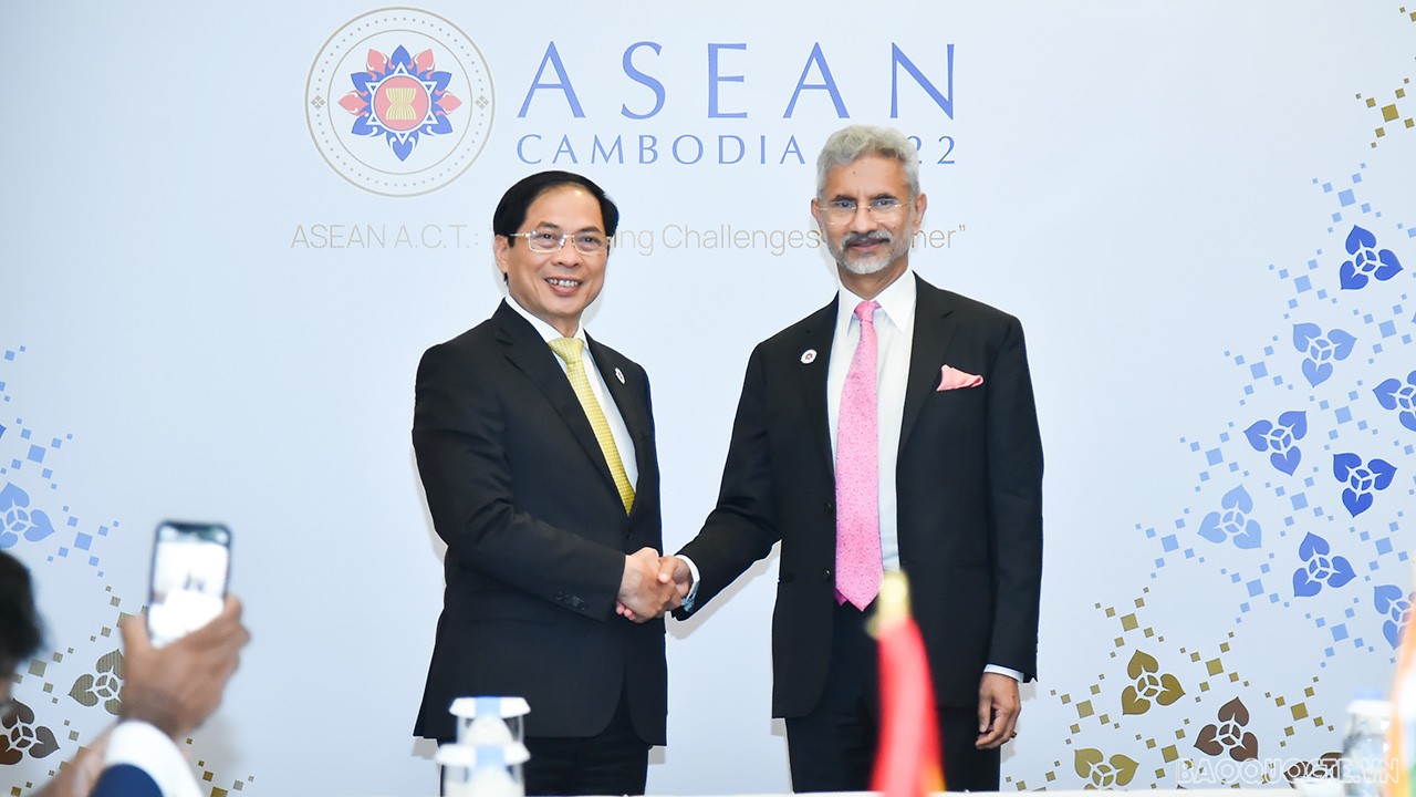 Toàn cảnh Bộ trưởng Ngoại giao Bùi Thanh Sơn tham dự ngày làm việc thứ ba tại AMM-55