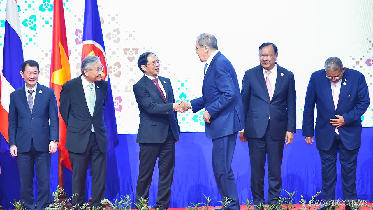 Toàn cảnh Bộ trưởng Ngoại giao Bùi Thanh Sơn tham dự ngày làm việc thứ ba tại AMM-55