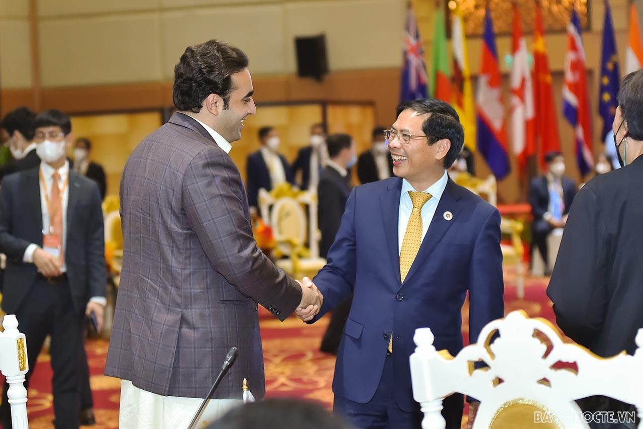 Toàn cảnh Bộ trưởng Ngoại giao Bùi Thanh Sơn tham dự ngày làm việc cuối cùng tại AMM-55