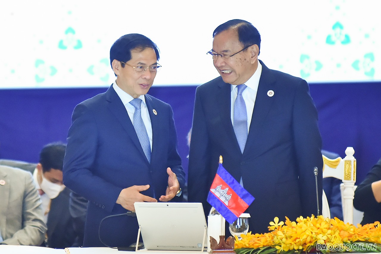 Toàn cảnh Bộ trưởng Ngoại giao Bùi Thanh Sơn tham dự ngày làm việc cuối cùng tại AMM-55