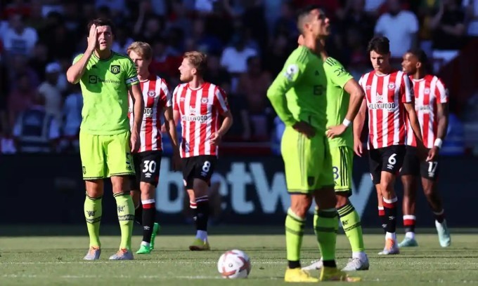Cầu thủ Man Utd chán nản sau khi để thua bốn bàn chỉ trong 35 phút đầu. (Nguồn: Reuters)