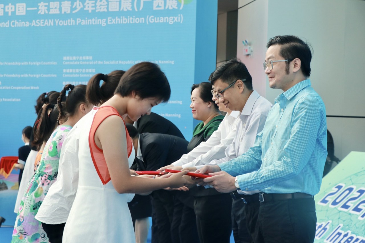 	Ông Đỗ Nam Trung, Tổng Lãnh sự Việt Nam tại Nam Ninh trao giải cho các tác giả tại lễ trao giải Triển lãm tranh thanh thiếu niên ASEAN-Trung Quốc.