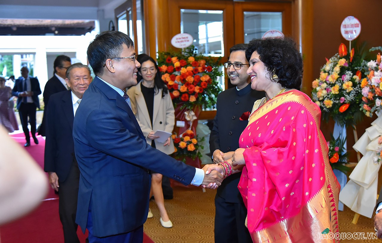 Tối ngày 15/8, Thứ trưởng Thường trực Bộ Ngoại giao Nguyễn Minh Vũ đã đến dự và phát biểu tại Lễ kỷ niệm 75 năm Quốc khánh Ấn Độ tại Hà Nội. (Ảnh: Anh Sơn) Tối ngày 15/8, Thứ trưởng Thường trực Bộ Ngoại giao Nguyễn Minh Vũ đã đến dự và phát biểu tại Lễ kỷ niệm 75 năm Quốc khánh Ấn Độ tại Hà Nội. (Ảnh: Anh Sơn)