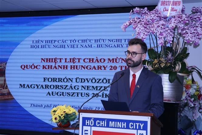 Ông Peter Paczuk, Phó Tổng Lãnh sự Hungary tại Thành phố Hồ Chí Minh phát biểu tại lễ kỷ niệm Quốc khánh Hungary (20/8). (Nguồn: TTXVN) Ông Peter Paczuk, Phó Tổng Lãnh sự Hungary tại Thành phố Hồ Chí Minh phát biểu tại lễ kỷ niệm Quốc khánh Hungary (20/8). (Nguồn: TTXVN)
