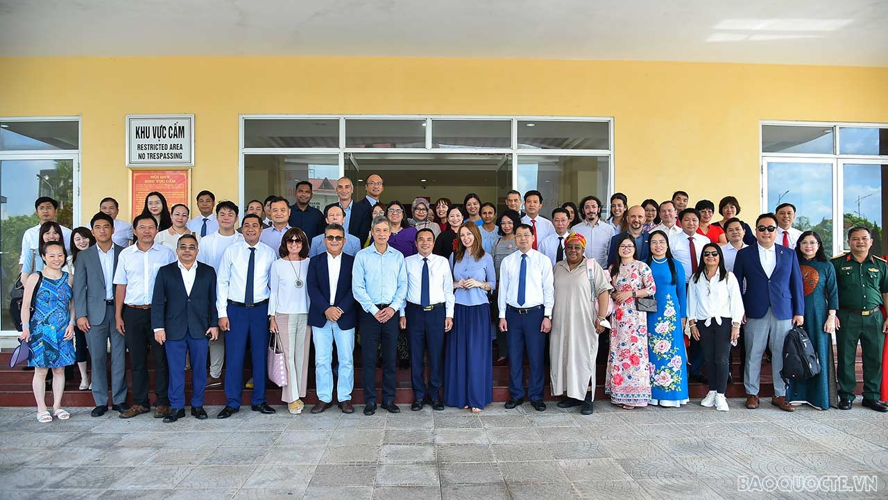 Tham gia đoàn có Trợ lý Bộ trưởng Ngoại giao Nguyễn Minh Vũ; Đại sứ các nước: Palestine, Uruguay, Lào, Chile, Venezuela, Nam Phi…; và gần 100 đại biểu đại diện các sứ quán, tổ chức quốc tế và hiệp hội doanh nghiệp các nước, nhân viên đại sứ quán, các cơ quan báo chí trong và ngoài nước.