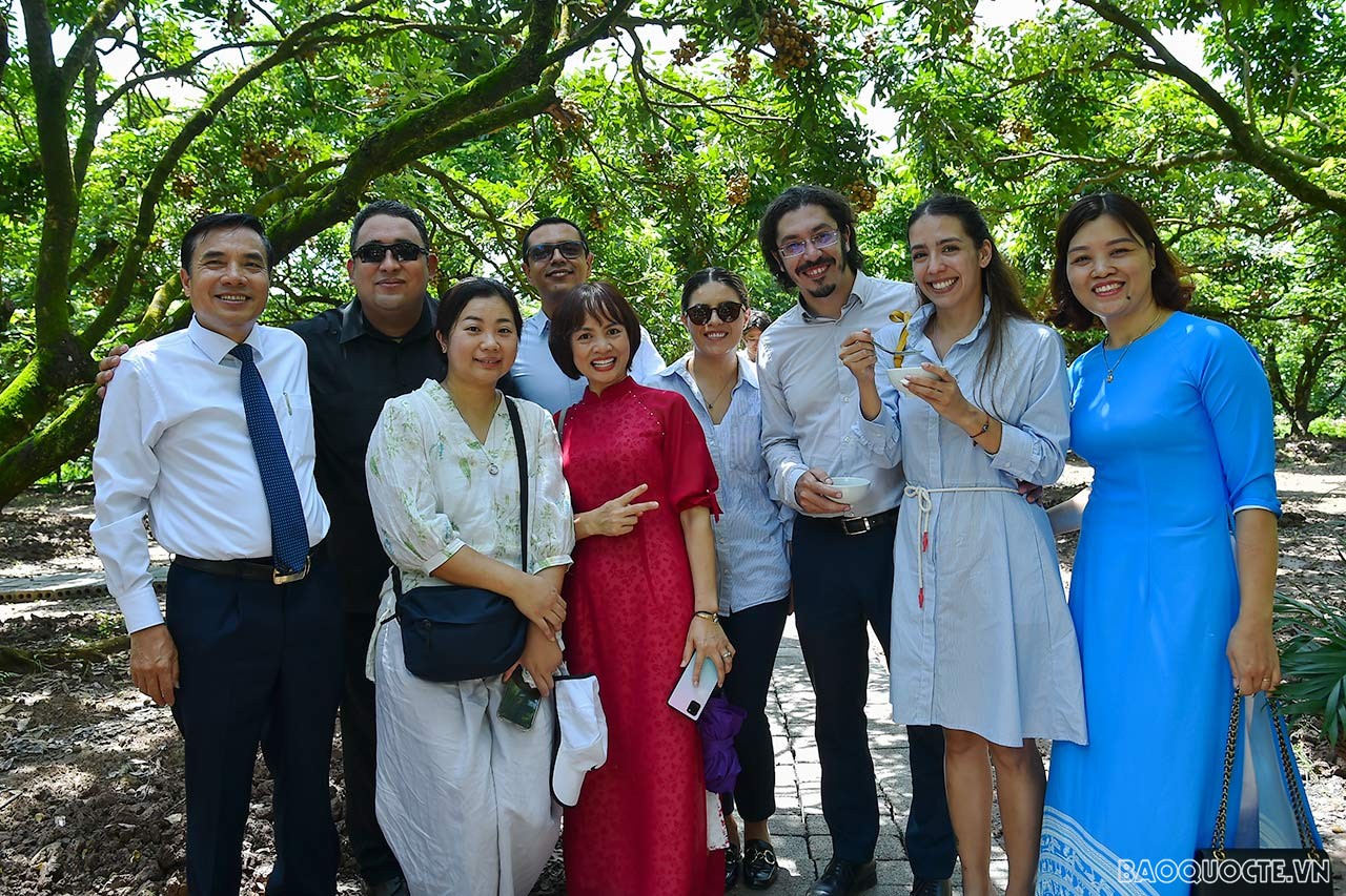 Toàn cảnh Ngoại giao đoàn về thăm, kết nối và giao lưu tại quê hương nhãn lồng Hưng Yên qua ảnh