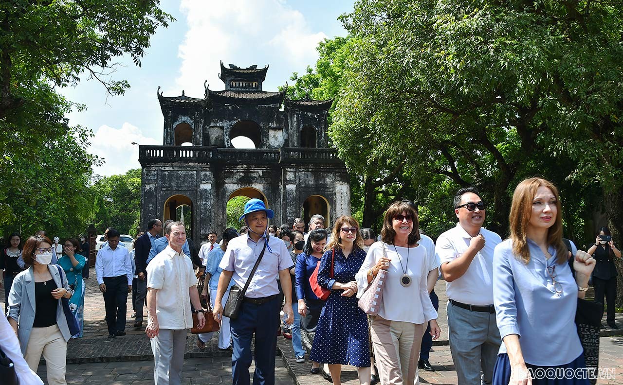 Toàn cảnh Ngoại giao đoàn về thăm, kết nối và giao lưu tại quê hương nhãn lồng Hưng Yên qua ảnh