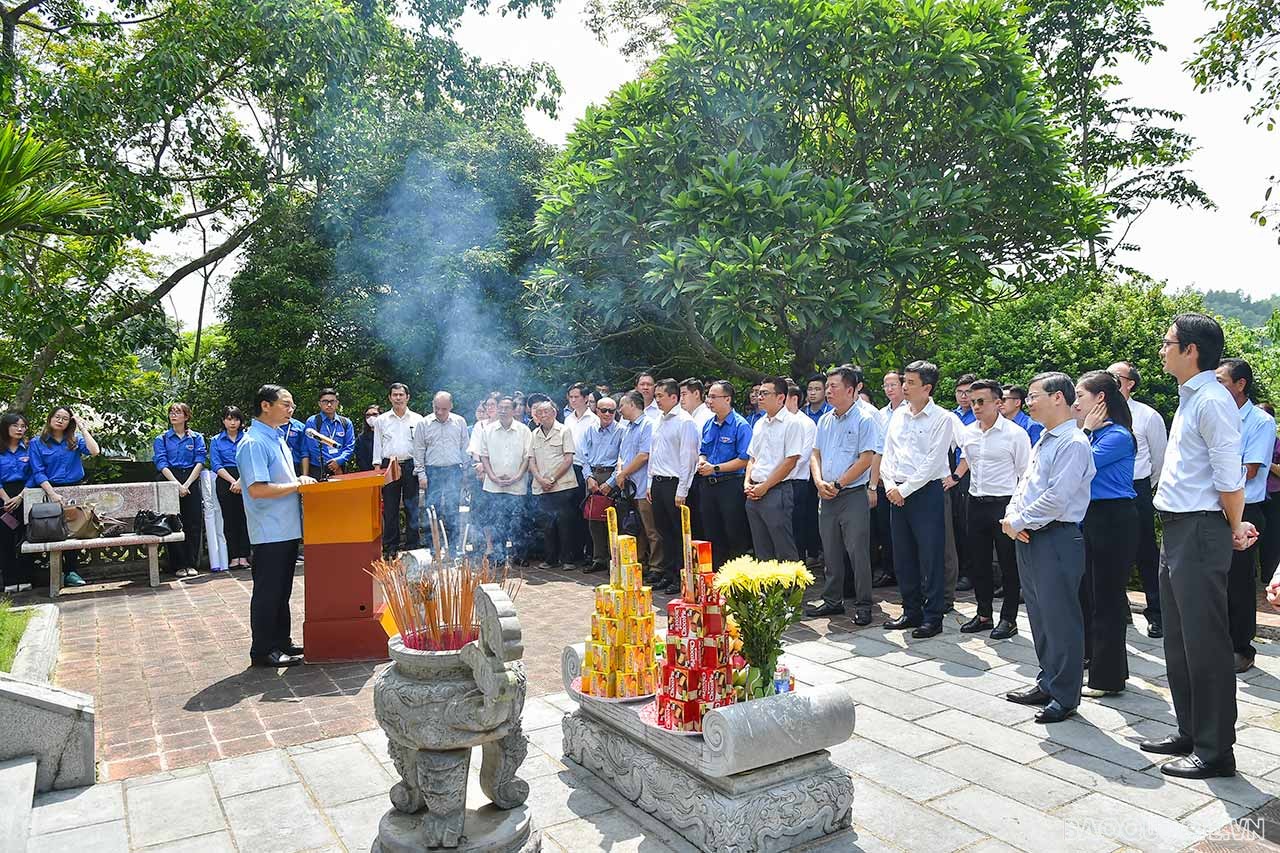 Đoàn Bộ Ngoại giao về nguồn dịp kỷ niệm 77 năm thành lập Ngành